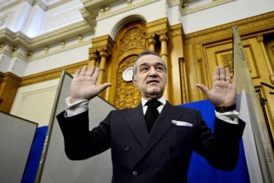 
 SenTINTA Gigi Becali: a primit 3 ani de inchisoare cu SUSPENDARE! Becali despre viitorul Stelei: &quot;Nu vand niciodata echipa! Joi sunt la meci apoi vin in tara cu echipa&quot;
