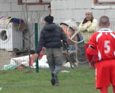 SCENE FABULOASE in Romania! Un spectator a intrat cu SECUREA pe teren ca sa ii taie pe jucatori! Vezi ce l-a deranjat in timpul meciului:
SCENE FABULOASE in Romania! Un spectator a intrat cu SECUREA pe teren ca sa ii taie pe jucatori! Vezi ce l-a deranjat in timpul meciului: