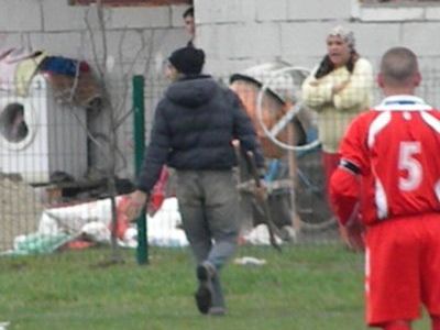 SCENE FABULOASE in Romania! Un spectator a intrat cu SECUREA pe teren ca sa ii taie pe jucatori! Vezi ce l-a deranjat in timpul meciului:
SCENE FABULOASE in Romania! Un spectator a intrat cu SECUREA pe teren ca sa ii taie pe jucatori! Vezi ce l-a deranjat in timpul meciului: