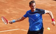 
	Gilles Simon, detinatorul trofeului, eliminat de la BRD Nastase Tiriac Trophy! Lukas Rasol este primul finalist!
