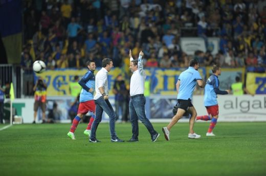 
	&quot;E sclavul familiei Becali, ajutorul lui Lutu la Steaua!&quot; Atac INCREDIBIL pentru ultimul om adus de Becali! Mesajul care anunta RAZBOI CIVIL la Steaua
