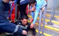 
	Clipul ANULUI: "Baaa, cu ce ati dat aici?" Tevez era sa isi rupa fundul pe Wembley! Cum s-a 'PRAVALIT' pe scari: VIDEO :))
