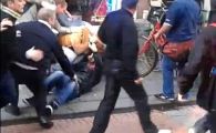 
	Beau linistiti o bere, cand a inceput ATACUL! Imagini oribile dinaintea finalei Europa League! Filmarea care spune multe despre fanii englezi! VIDEO
