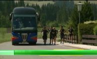 VIDEO Reghe ii RUPE pe stelisti in Austria! I-a pus sa alerge pe langa autocar: "Ne cade umarul intr-o parte!" Cum au incercat sa-l fenteze pe antrenor: