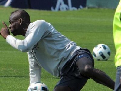 Balotelli si-a schimbat freza! A pus imaginile pe net IMEDIAT cum a iesit de la frizer! Ce tunsoare a ales :)
Balotelli si-a schimbat freza! A pus imaginile pe net IMEDIAT cum a iesit de la frizer! Ce tunsoare a ales :)
