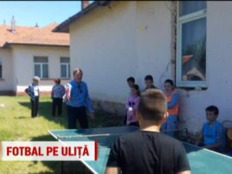 Cartu si Sandoi au dat in mintea copiilor. Au jucat fotbal cu copiii dintr-un sat de langa Craiova