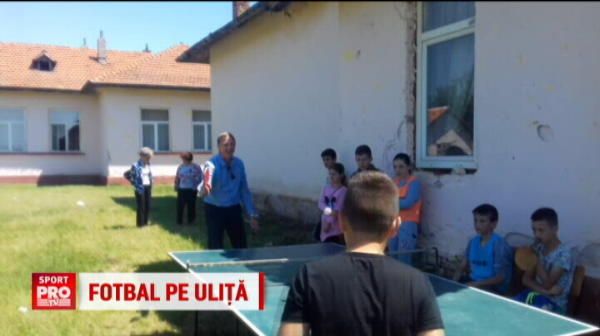 Cartu si Sandoi au dat in mintea copiilor. Au jucat fotbal cu copiii dintr-un sat de langa Craiova