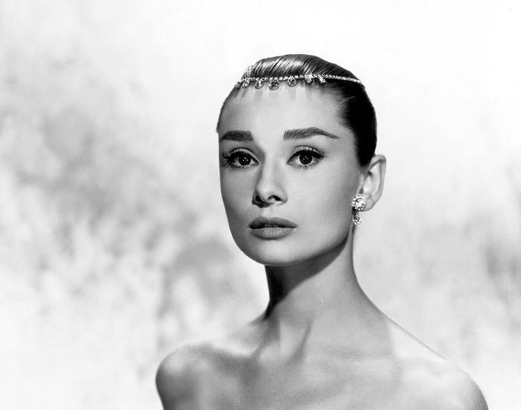 Actrița celebră dintr-un serial Netflix care-i seamănă aproape perfect lui Audrey Hepburn