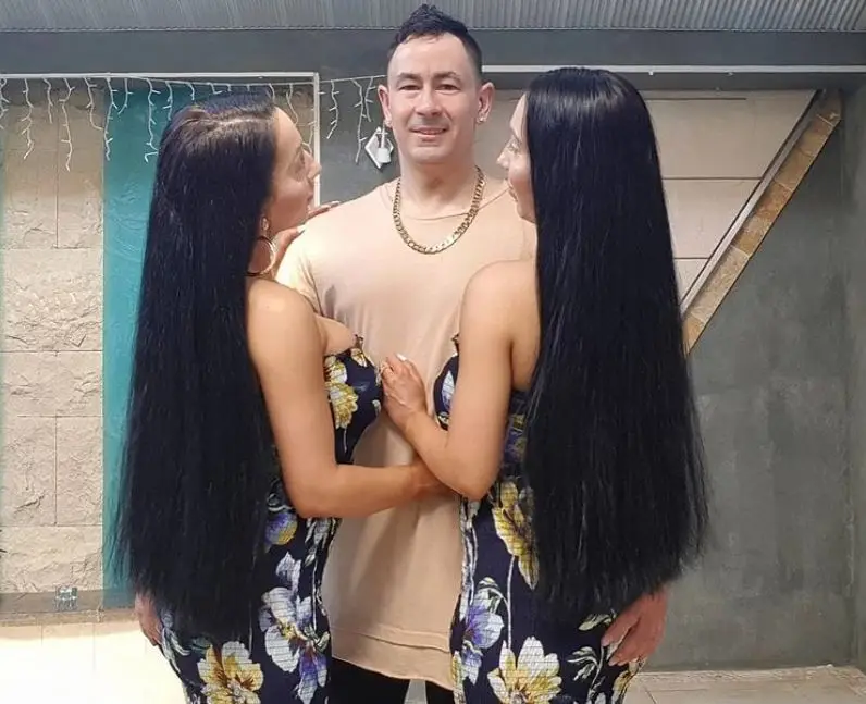 &bdquo;Nu putem trăi separați ! De 10 ani se iubește cu două surori gemene și nici urmă de invidie &icirc;n relația lor