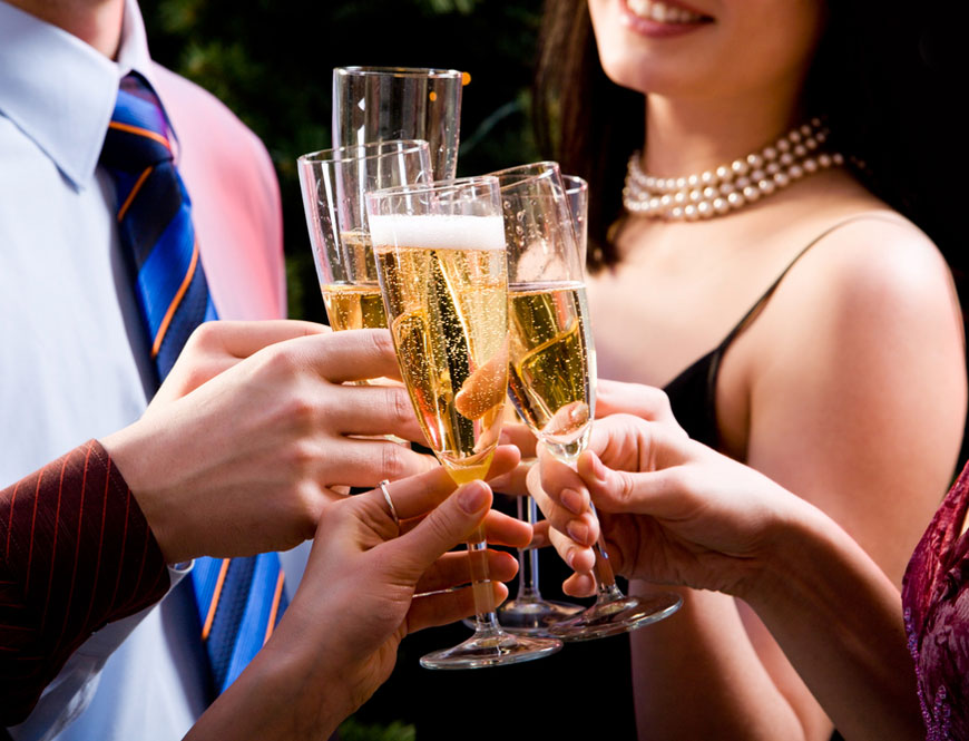 
	Bunele maniere la petreceri: cum sa tii corect paharul in mana si cum sa bei bautura
