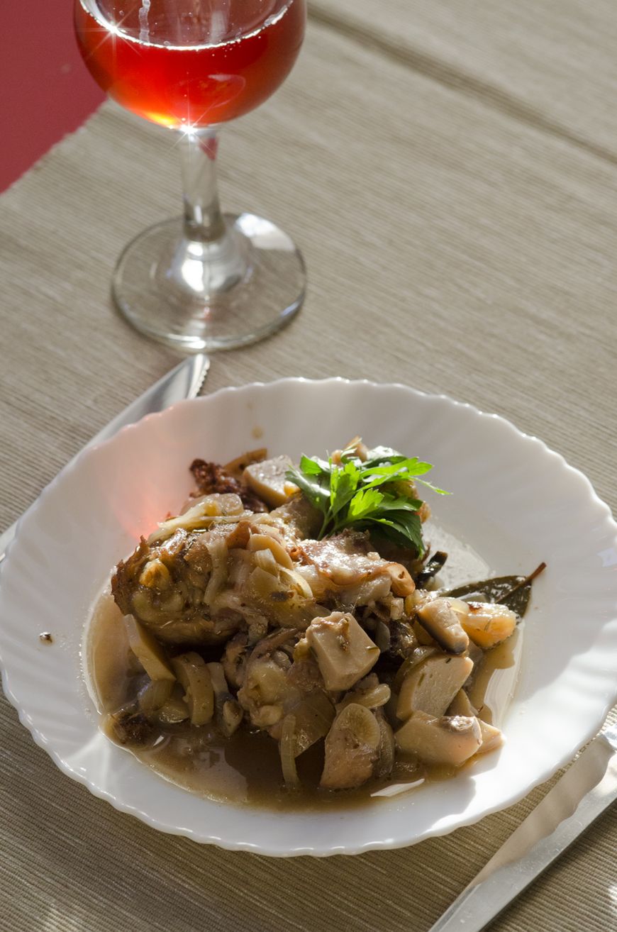 
	Ana si Julia, un fel de Julie si Julia in varianta FoodStory. Ziua 3 - Coq au vin
