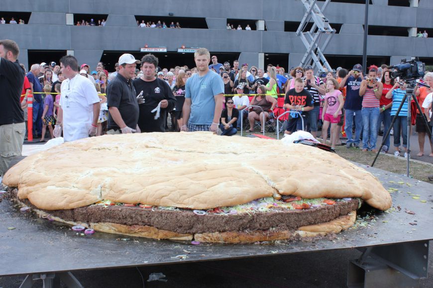 
	Cel mai mare cheeseburger facut vreodata. 5000 de oameni ar putea manca din el
