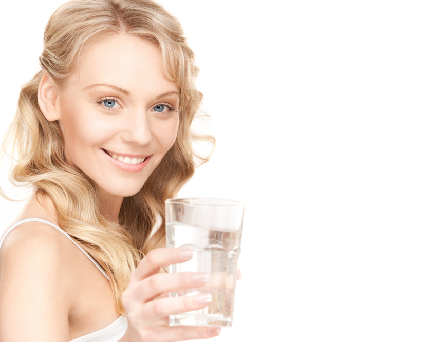 
	5 motive pentru care sa-ti incepi ziua cu un pahar de apa
