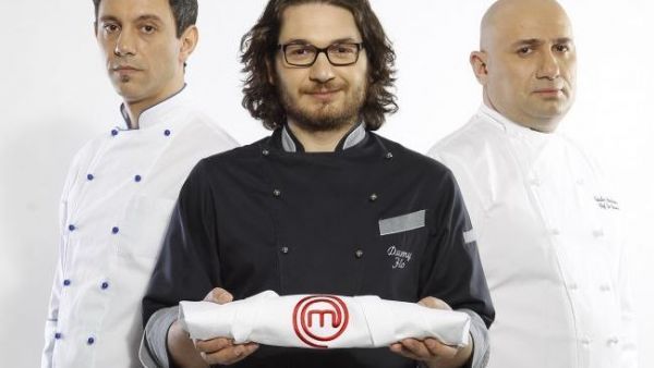 
	Se impart ultimele sorturi la "MasterChef", iar concurentii intra in prima proba eliminatorie. Astazi, de la 20:30 la ProTV si pe Voyo.ro
