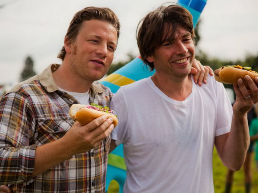
	Jamie Oliver, sustinatorul cel mai infocat al hranei sanatoase, isi deschide fast food
