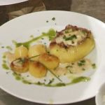 Reteta Ionut Stefan Iancu: cartofi umpluti cu amestec de branzeturi si ciuperci, pe pat de rozmarin si usturoi