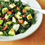 Salata cu varza Kale, avocado si parmezan