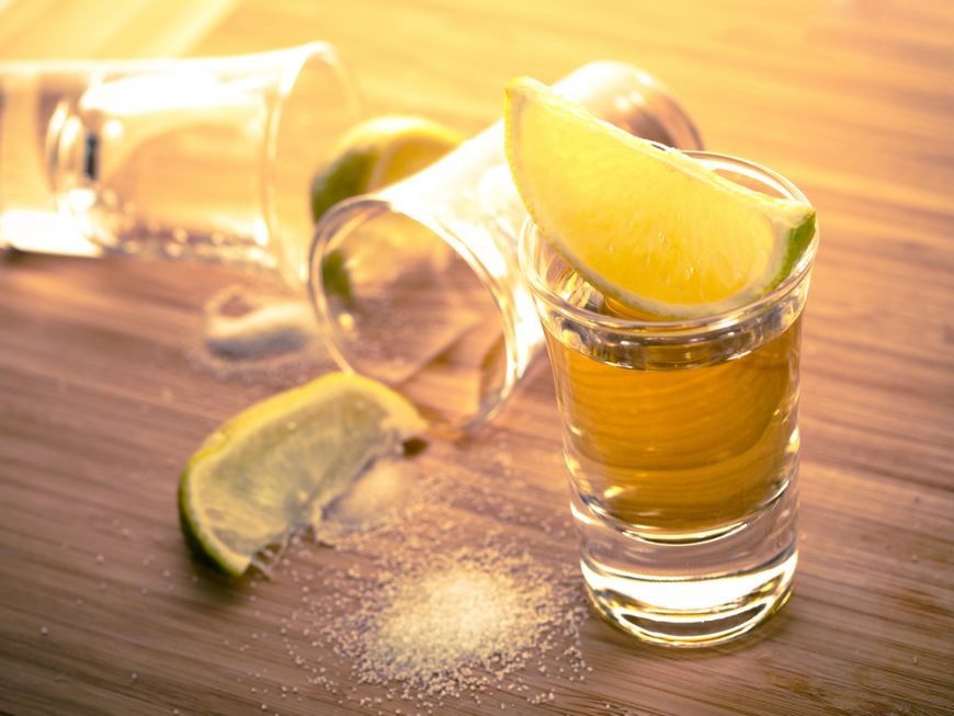 
	Cum se bea corect un shot de tequila
