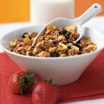 Mic dejun cu cereale, nuci si fructe uscate
