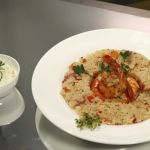 Reteta Serban Copot: Creveti la wok cu risotto si sos de smanatana cu usturoi