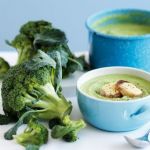 Supa de broccoli cu paine prajita si cascaval
