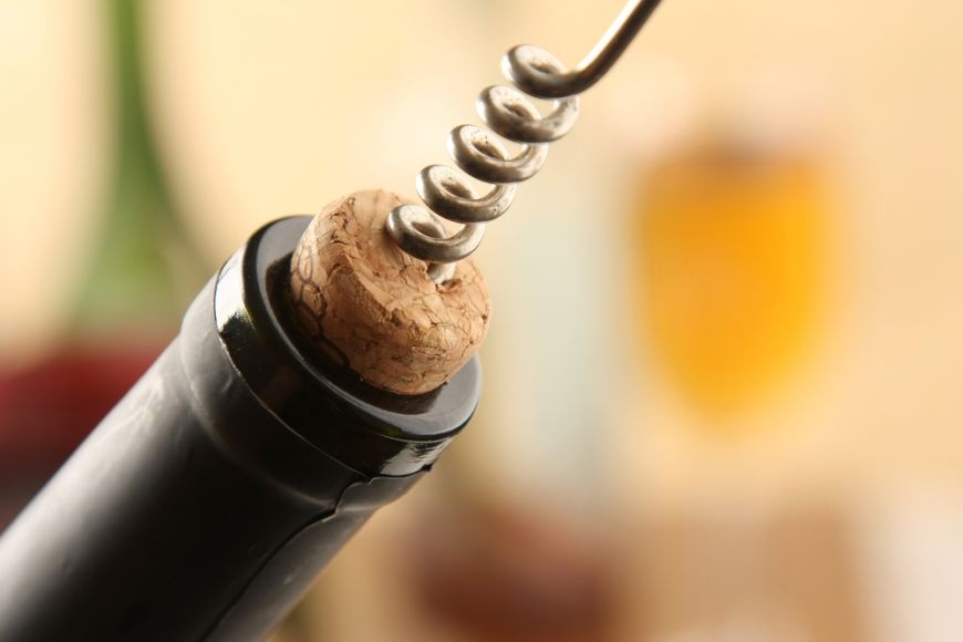 Deserve pop Abundantly 3 metode ingenioase sa deschizi sticla de vin fara tirbuson | FoodStory |  StirileProTV.ro