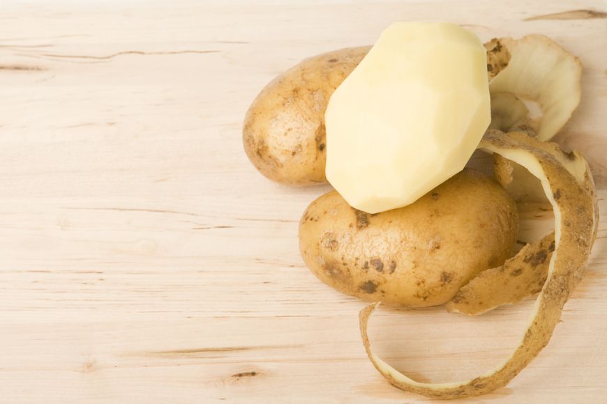 
	Cum sa cureti un cartof dintr-o singura miscare
