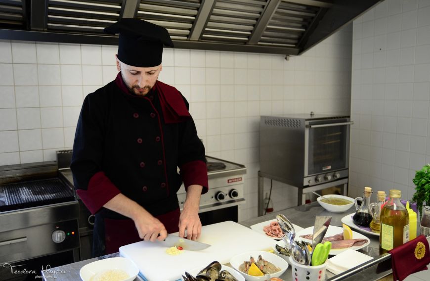 
	Chef Marius Florea de la restaurantul Entre Aromas te invata sa faci cea mai buna paella
