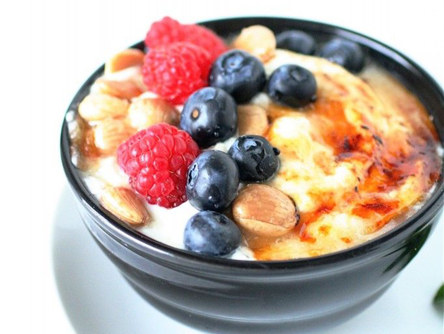 
	Iaurtul grecesc, ideal pentru micul dejun. 10 idei delicioase pe care le poti face in mai putin de 10 minute

