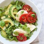 Salata Caprese cu avocado