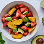 Salata de avocado cu capsuni, afine si lime
