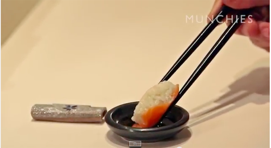 
	Cum se mananca sushi. Un chef japonez explica ce greseli trebuie sa eviti VIDEO
