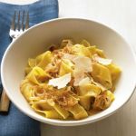 Paste cu ceapa caramelizata si parmezan