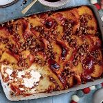 Budinca de paine cu crumble de nuci pecan