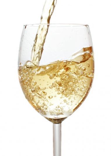 
	Vinul alb nu exista, sustin cercetatorii. Cum difera acesta de vinul rosu
