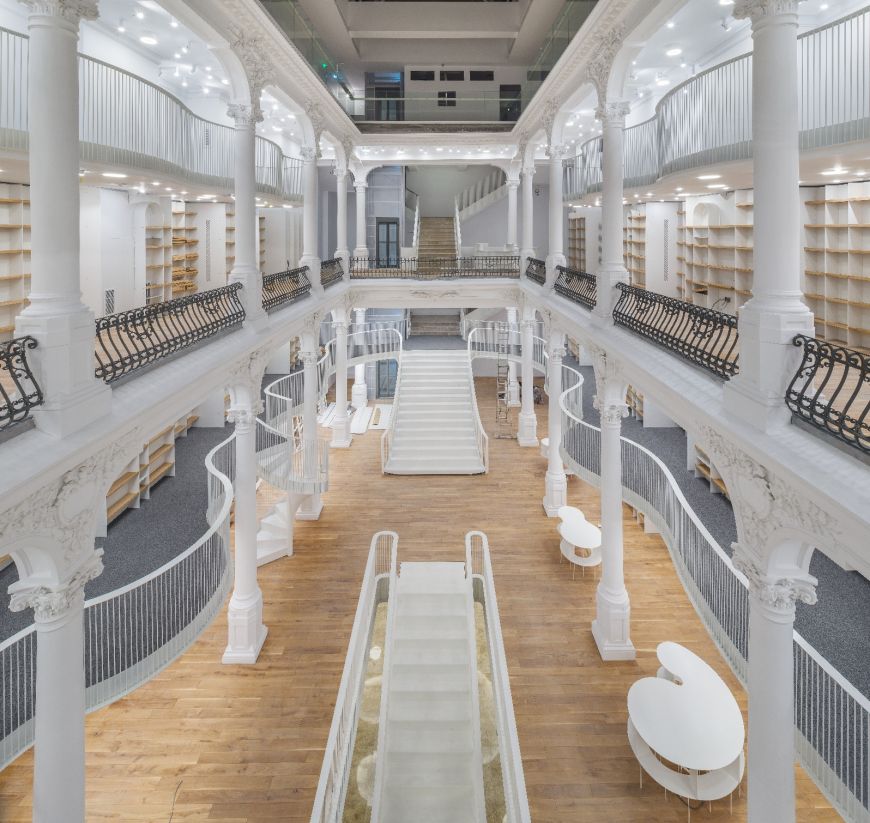 
	Cea mai frumoasa librarie din Bucuresti se deschide cu un bistro si o galerie de arta contemporana FOTO
