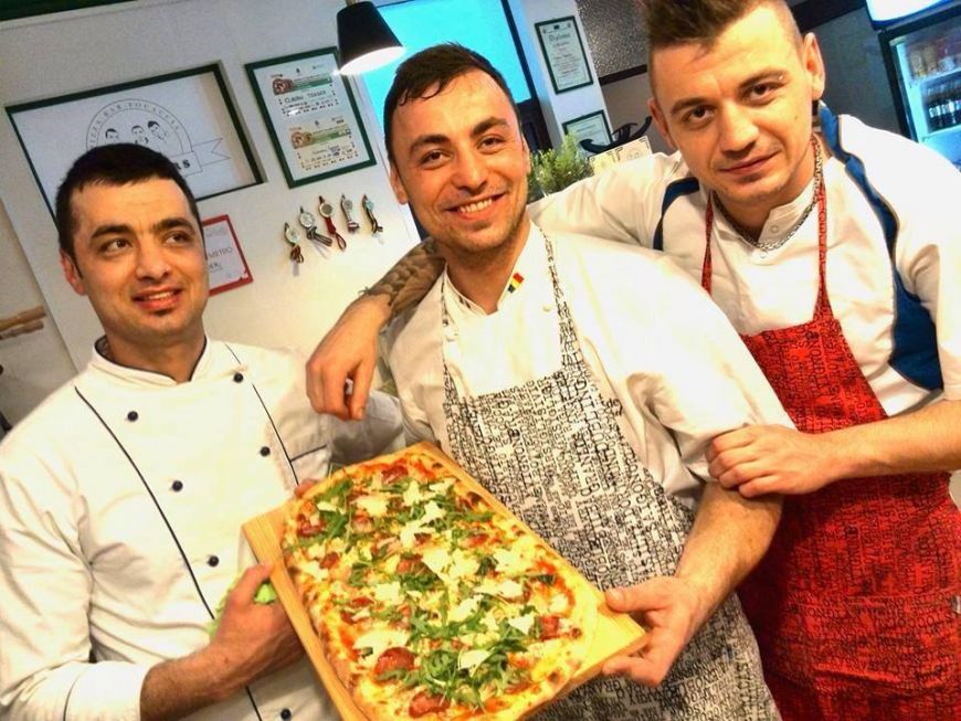 
	Un semi-finalist "Romanii au Talent" si-a deschis pizzerie in Bucuresti. Printre clienti se numara vedete, bucatari si concurenti de la MasterChef
