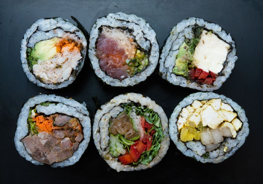 
	Locuitorii unui cartier sic din Tokio le-au propus turistilor sa deguste carne de balena, in loc de sushi. Cum au reactionat strainii la aceasta provocare
