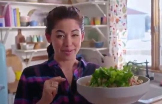 
	Salata făcută de un chef american a devenit virală și e considerată ”o crimă împotriva umanității”
