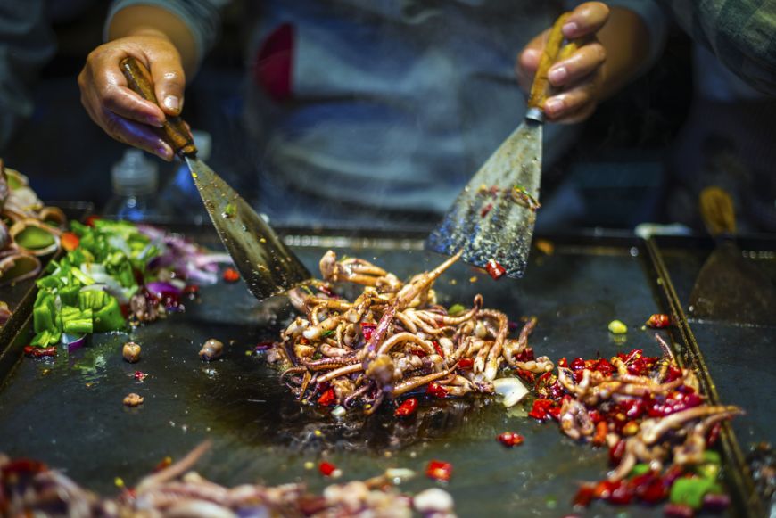 
	Chinezii aflați în carantină au rămas fără mâncare! Schimbă țigări cu varză, tampoane cu legume și gadgeturi pentru orez - VIDEO
