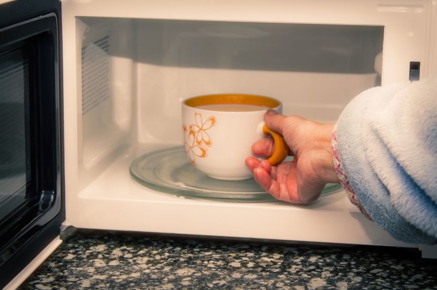 
	De ce nu ar trebui să reîncălzeşti sub nicio formă cafeaua la cuptorul cu microunde
