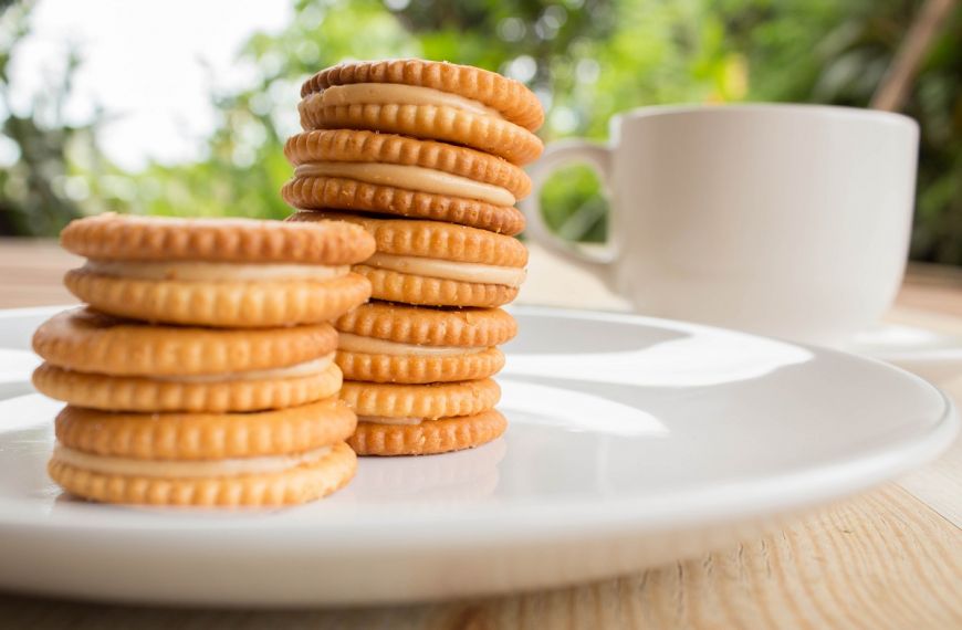 De ce se lipește crema de la biscuiți doar pe o parte? Știința explică