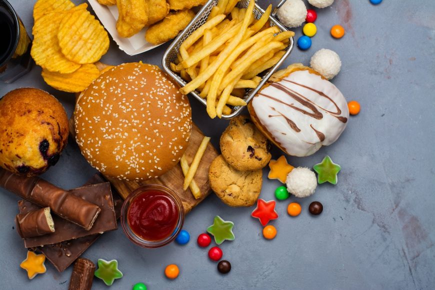 De-a dreptul dezgustător! Secretele „murdare” din bucătăriile restaurantelor fast-food: Ce se întâmplă cu sosurile și carnea