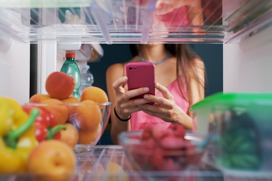
	De ce unele persoane își țin telefonul în frigider. Motivul surprinzător 
