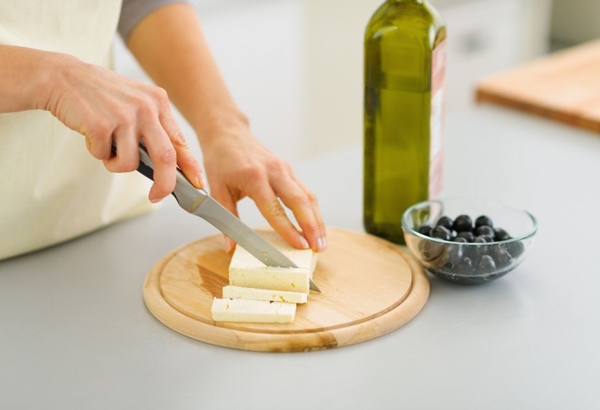
	Trucuri pentru ca brânza să nu se fărâme și să nu se lipească de cuțit atunci când o tai 
