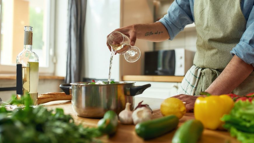 Gătitul cu alcool: ce riscuri poate avea pentru sănătate 
