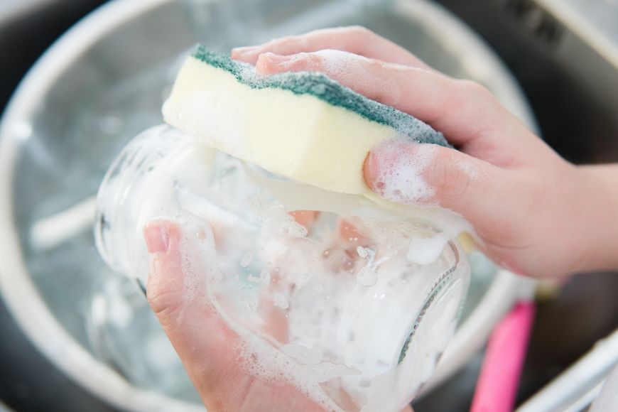 De ce nu ar trebui să speli vasele cu un burete? Există un motiv periculos