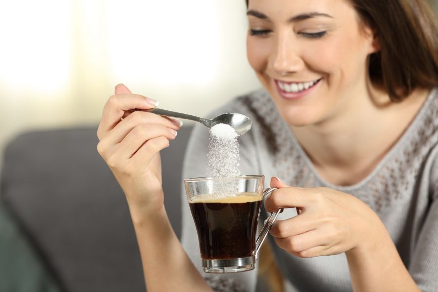 Pui zahăr în cafea? De ce este periculos acest obicei 