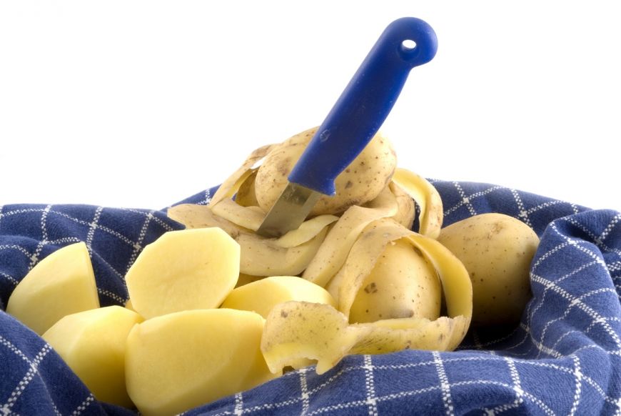 Cum poți curăța cartofii fără să folosești un cuțit. Truc util pentru toate gospodinele 