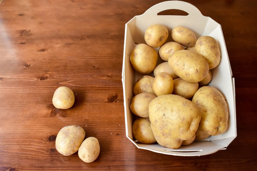 Nu mai arunca la gunoi cojile de cartofi. Preparatul delicios și crocant pe care îl poți prepara cu ele 